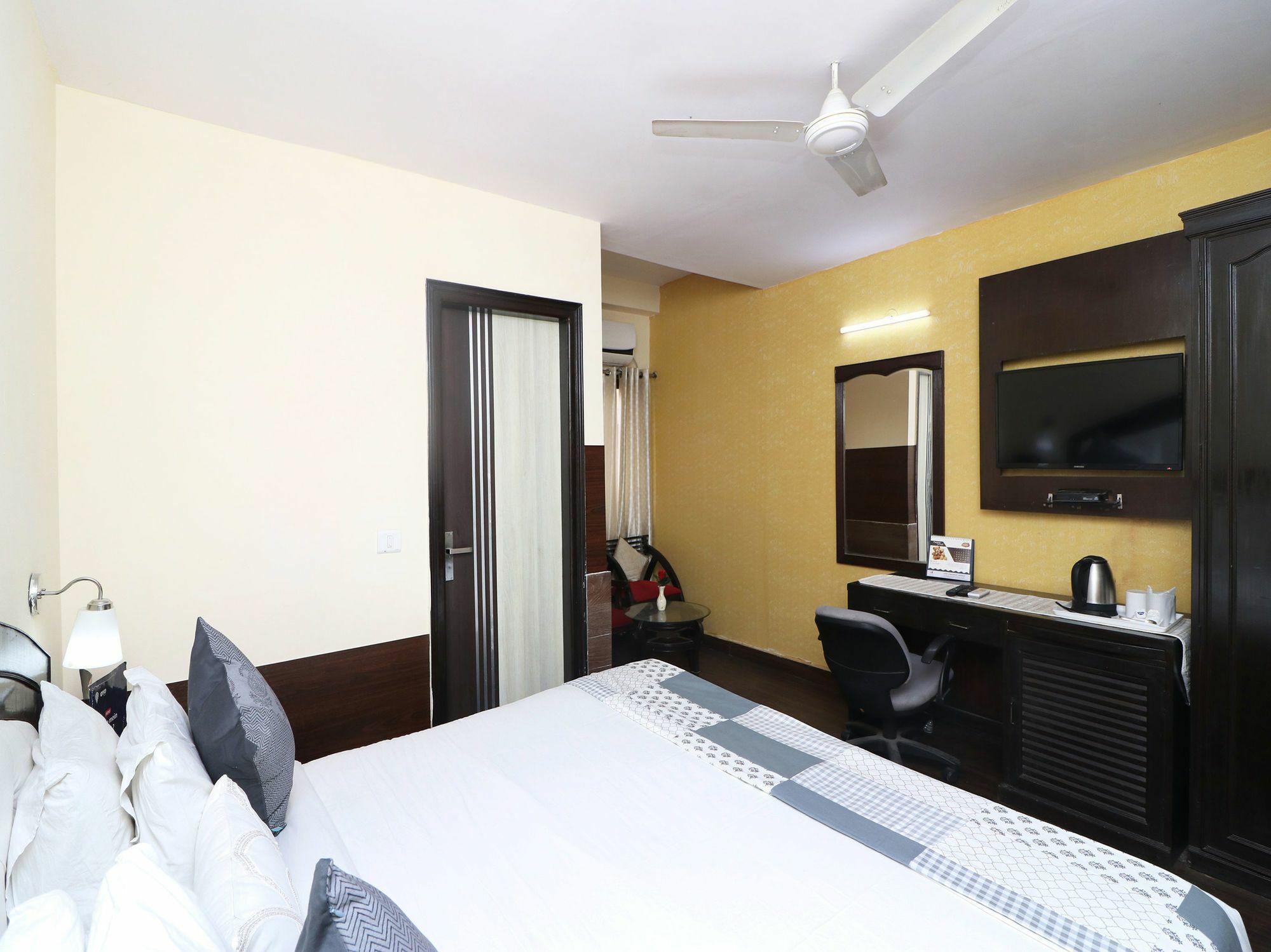 Hotel Oyo 13451 Star Corporate Avenue Nueva Delhi Exterior foto